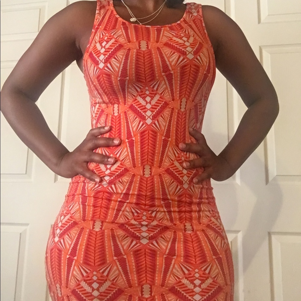 Body contact knee length dress.